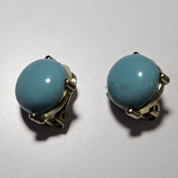 Vintage Gold Tone Round Blue Bead Clip On Earrings - Picture 10 of 10